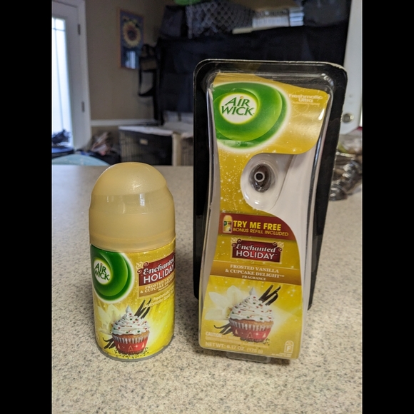 Unused Air Wick Freshmatic Ultra Spray Frosted Vanilla & Cupcake Delight - Picture 3 of 9